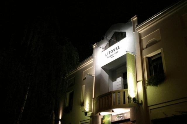 Komárno Hotel Litovel מראה חיצוני תמונה